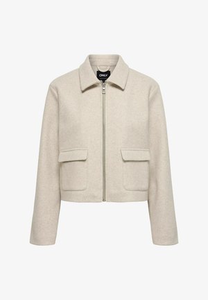 Beeži lühike jakk kraega, esitiibadega, lukuga ja kahe suure klapiga taskuga valgel taustal.