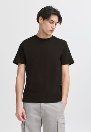 Zwarte short-sleeve t-shirt in een casual pasvorm, gemaakt van zacht materiaal. Heeft een ronde hals en een zachte textuur. Draag het met lichtgrijze cargobroek.