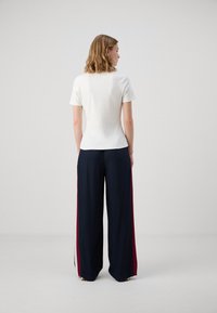 Tommy Hilfiger SLIM CODY V NECK - Jednoduché tričko - ecru