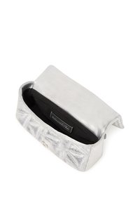 Clutch metallica argento con un esterno testurizzato e una chiusura liscia. L'interno presenta una fodera in tessuto nero e una piccola etichetta.