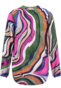 Chemise à manches longues multicolore présentant des motifs tourbillonnants en vert, rose, violet et orange, avec une finition en tissu lisse et brillant.