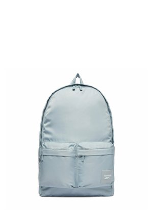 Jasnoniebieski plecak Reebok z dwoma przednimi kieszeniami na zamek i górnym uchwytem, prezentowany na białym tle.