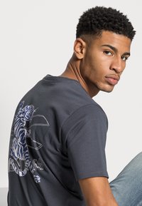 Denham QUINN REGULAR TEE  - T-shirt estampada - ebony grey