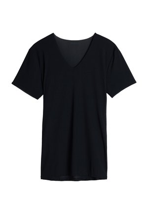 Camiseta negra de manga corta con un profundo escote en V, hecha de una tela suave con un ajuste holgado y una textura lisa, sin logotipos visibles.