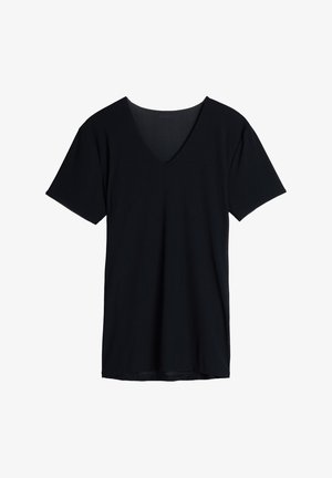 Camiseta negra de manga corta con un profundo escote en V, hecha de una tela suave con un ajuste holgado y una textura lisa, sin logotipos visibles.