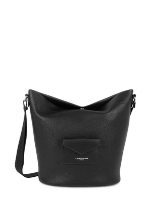 Borsa a secchiello in pelle nera con superficie texturizzata, apertura superiore angolata, tracolla regolabile e una tasca frontale con pattina e logo.