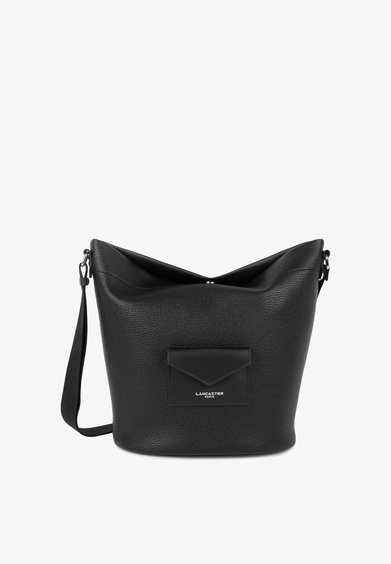 Sac seau en cuir noir avec surface texturée, ouverture supérieure inclinée, bandoulière réglable et une poche avant avec rabat et logo.