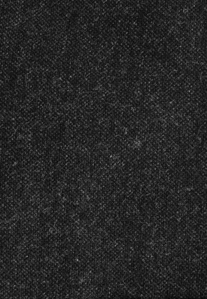 Černá textilie se strukturovaným, tkaným povrchem s různými délkami vláken a jemnými odchylkami v osvětlení. Nejsou viditelné žádné výrazné vzory nebo akcenty.