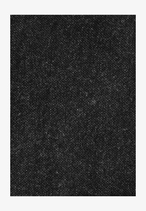 Zwart textiel met een gestructureerd, geweven oppervlak met variërende vezellengtes en subtiele lichtvariaties. Geen duidelijke patronen of accenten zichtbaar.