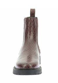 Botín de tobillo marrón con textura de serpiente, con tirador, suela de goma plana, textura suave y diseño elegante.