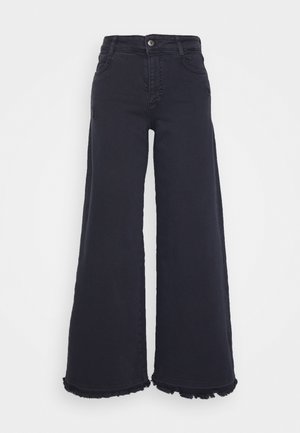 Zwarte high-waist wijde pijpen spijkerbroek met rafelige zomen en knoopsluiting aan de voorkant, afgebeeld tegen een effen witte achtergrond.