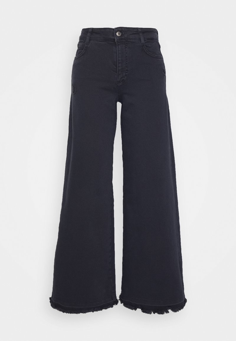 Pantalon en denim noir taille haute à jambes larges avec ourlets effilochés et fermeture boutonnée devant, sur un fond blanc uni.