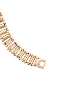 Segmento di bracciale in oro con maglie rettangolari, piccole perle d'oro lungo i bordi e tre maglie incrustate di diamanti su uno sfondo bianco.
