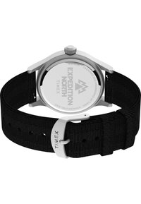 Zegarek Timex Expedition North posiada stalową kopertę, czarny tekstylny pasek, okrągłą tarczę oraz grawerowane z tyłu logo marki i szczegóły.