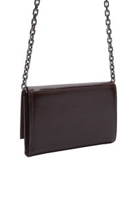 Brązowy skórzany portfel o gładkiej fakturze, składanej konstrukcji i srebrnym łańcuszku. Posiada wyraziste przeszycia oraz wiele przegród.