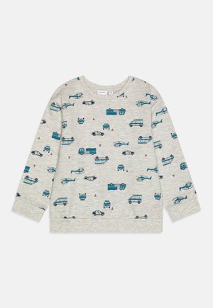Pull gris clair à manches longues pour tout-petit avec motif de véhicules d'urgence et d'hélicoptères bleus, comprenant des camions de pompiers, des voitures de police et des ambulances.