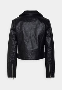 Giacca in pelle nera con design corto, dotata di colletto a punta, maniche lunghe e polsini con zip. Texture liscia con una leggera grana.