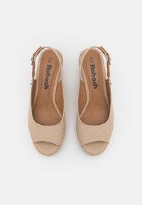 Beige canvas wedge sandalen met open teen en enkelbandje. Voorzien van een jute-wrapped zool en een gevoerde inlegzool voor comfort.