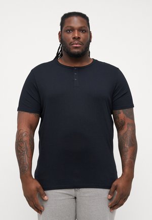 T-shirt henley a maniche corte nera con tre bottoni sul colletto, realizzata in tessuto morbido, con una vestibilità regolare e una texture liscia.
