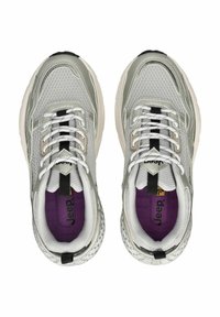 Šedé síťované sportovní boty s bílými tkaničkami, fialovými stélkami a texturovanými podrážkami. Disponují stříbrnými akcenty a výrazným logem na jazyku.