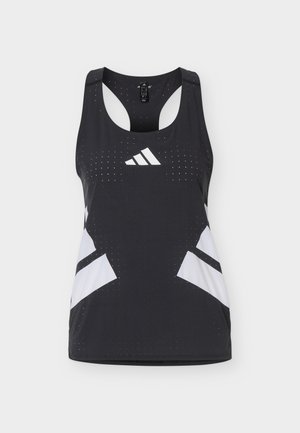 Czarny sportowy tank top bez rękawów z białymi geometrycznymi panelami bocznymi i małymi perforacjami, z białym logo Adidas na klatce piersiowej.