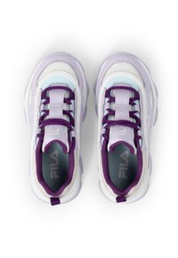 Weiße und helllavendelfarbene Sportschuhe mit Mesh-Einsätzen, lila Akzenten, runder Zehenpartie und dicken, strukturierten Sohlen. Verfügt über Schnürsenkel und ein Logo.