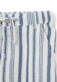 Pantalones de algodón a rayas con rayas verticales en azul y blanco, cinturilla elástica y un detalle de bolsillo frontal. Textura suave.