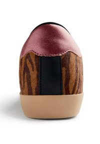 Calzado de patrón marrón y negro con una parte superior de satén rosa, detalles negros en el talón y una suela texturizada de color claro.