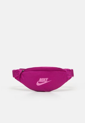 Banane Nike rose vif avec fermeture éclair et sangle réglable, avec logo Nike en rose plus clair sur le centre avant.
