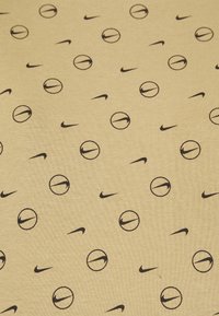 Žlutá bavlněná látka s opakujícím se vzorem černých log Nike a cirkulárních designů. Měkká textura, lehká a rovnoměrný povrch.