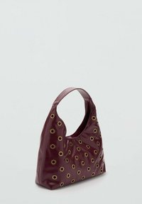 Tummanpunainen nahkalaukku, jossa on hobo-muoto, ja kullanväriset metallirei'ittimet pinnalla kuviona. Yksi kaareva kahva.