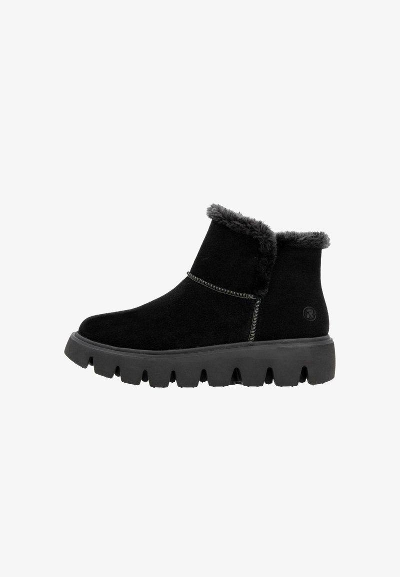Botas de tobillo de ante negro con un suave collar de piel sintética gris, que cuentan con una suela de goma texturizada y un detalle de costura mínima.