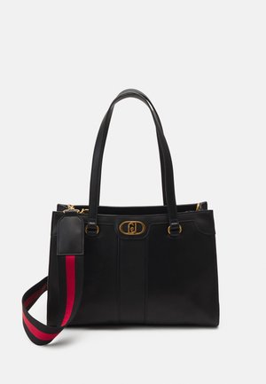 Sac fourre-tout en cuir noir avec quincaillerie dorée, poignées doubles et bandoulière amovible avec un motif rayé rouge et noir.