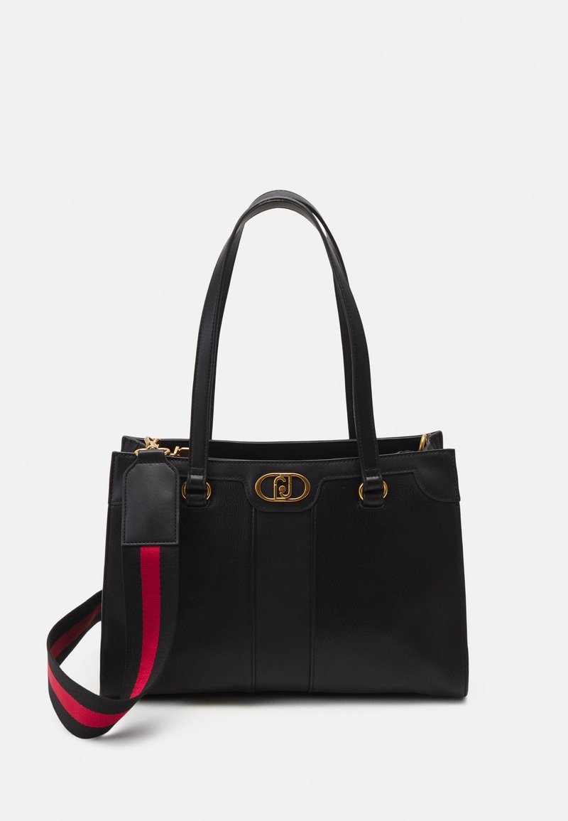 Sac fourre-tout en cuir noir avec quincaillerie dorée, poignées doubles et bandoulière amovible avec un motif rayé rouge et noir.