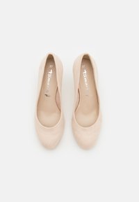 Ballerine in suede beige con punta rotonda e texture liscia. La taglia 37 è stampata all'interno. Design minimalista senza decorazioni.