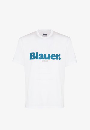 Witte katoenen T-shirt met een groot teal 'Blauer.' logo en een kleiner 'USA' eronder. Klassieke ronde hals en korte mouwen.