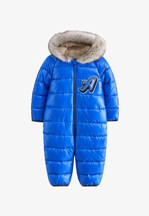Blauwe puffer sneeuwpak met een nepbont gevoerd capuchon, gequiltte textuur en een geborduurd accent op de borst. Ritssluiting aan de voorkant.