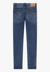Mörkblå denimjeans med rak passform, som har två bakfickor med dekorativ sömnad och en märkesläderlapp på midjebandet.