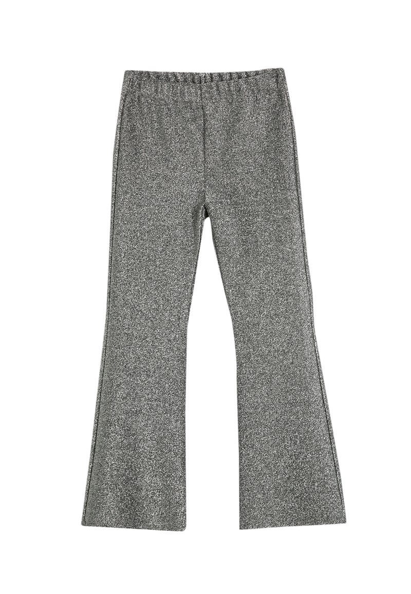 Pantalones acampanados grises, confeccionados con una tela suave y texturizada con un ligero brillo, que cuentan con una cinturilla elástica para mayor comodidad.