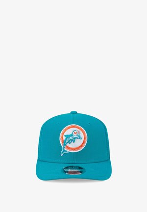 Türkisfarbene Snapback-Kappe mit einem stilisierten Delfin-Logo in einem orange-weißen runden Emblem auf dem Frontpanel.