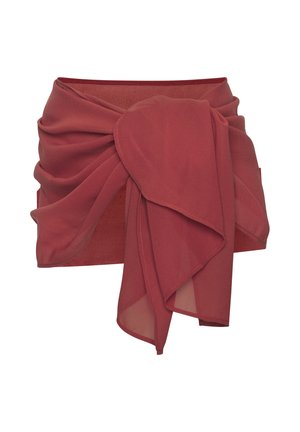Roter Stoff-Taillengürtel mit großer dekorativer Schleife und drapierten Enden, entworfen für die Verwendung als Modeaccessoire.