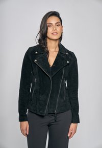 Černá semišová motorkářská bunda s předním zipem a kapsami, s asymetrickým límcem a stříbrnými kovovými doplňky.