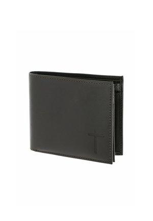 Schwarze Leder-Bifold-Brieftasche mit geprägtlichem Kreuzdetail auf der Vorderseite, leicht geöffnet vor weißem Hintergrund dargestellt.