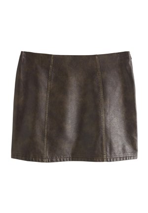 Donkerbruine leren minirok met verticale naadpanelen en subtiele textuur, plat gelegd op een witte achtergrond.