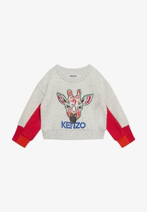 Lysegrå og rød børnesweatshirt med farverigt broderet giraf ansigt og blå "KENZO" tekst foran.