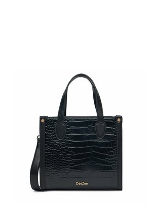 Czarna torebka ze skóry o fakturze krokodyla z podwójnymi uchwytami, złotym logo "DeeZee" i opcjonalnym paskiem na ramię.