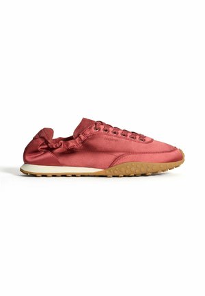 Rode satijnen sneaker met een gumrubberen zool, afgeronde vorm, ruches bij de enkels en vetersluiting. Eenvoudig ontwerp zonder extra patronen.