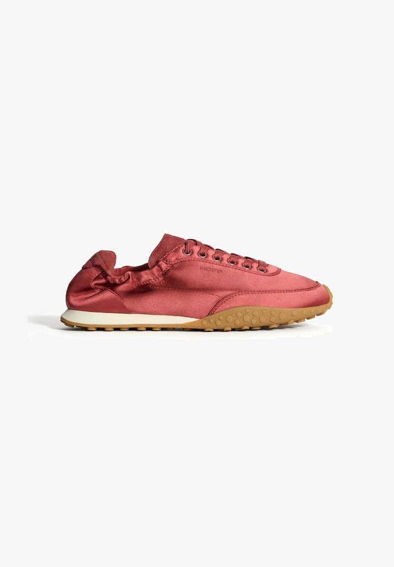 Zapatillas de satén rojas con suela de goma, forma rounded, detalles de puño fruncido y cierre de cordones. Diseño simple sin patrones adicionales.