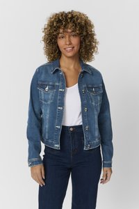 Chaqueta de mezclilla azul con cuello, bolsillos delanteros y botones plateados. Acabado ligeramente desgastado y costuras visibles en las mangas y el dobladillo.