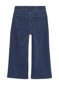 Donkerblauwe wijde jeans met een elastische tailleband, twee achterzakken en een gladde denimtextuur.